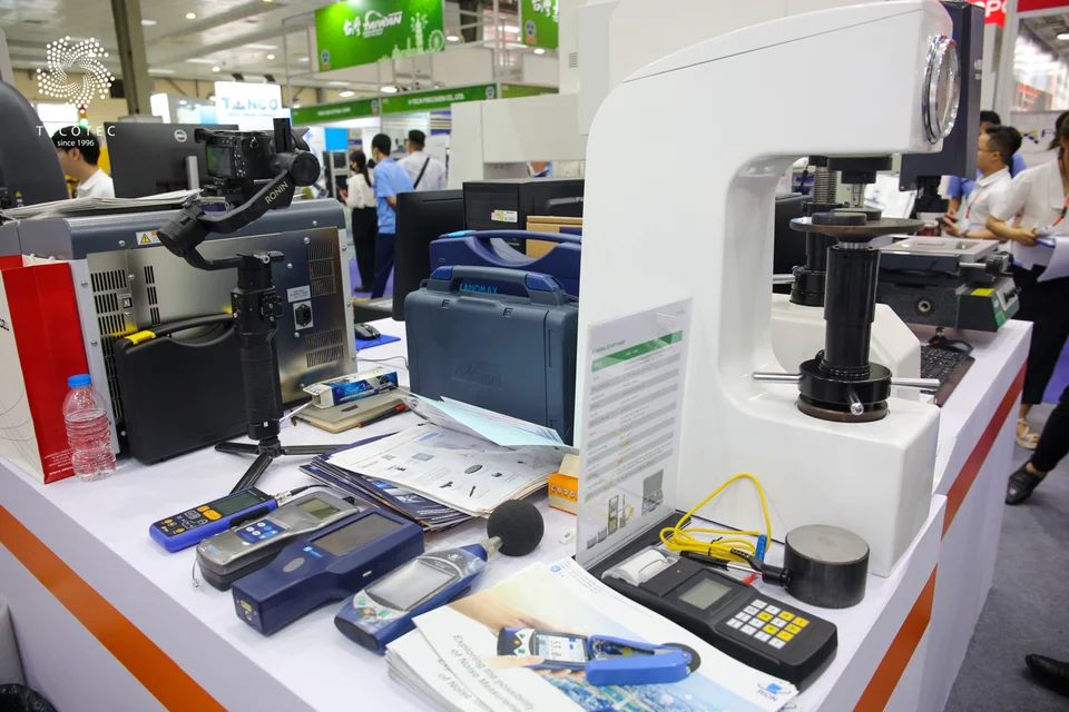 Khu vực trưng bày thiết bị quan trắc môi trường