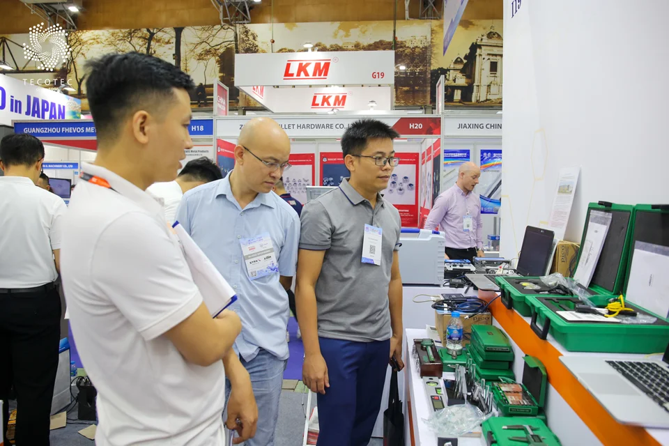 Khách tham quan khu vực trưng bày thiết bị đo cơ khí chính xác nhỏ gọn cầm tay