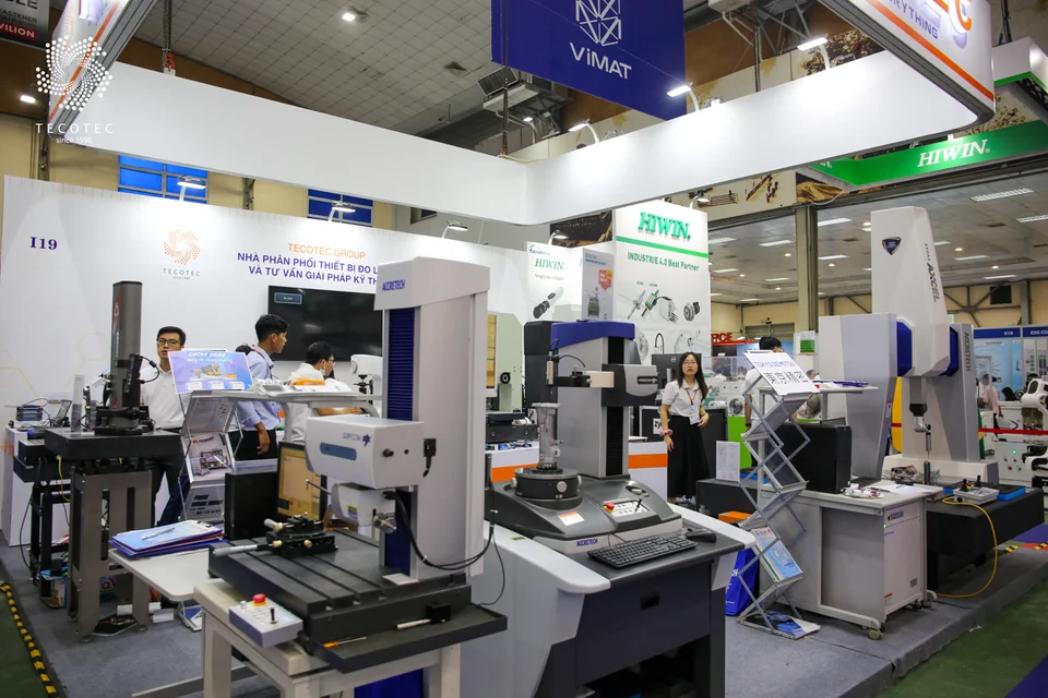 Khu vực trưng bày các máy lớn thuộc dòng thiết bị đo cơ khí chính xác