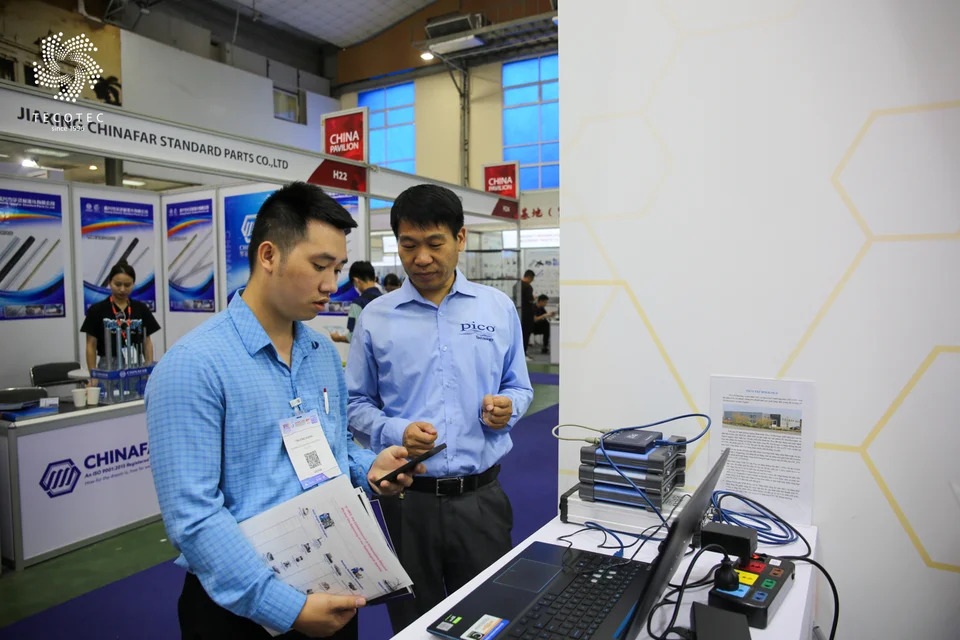 Khách hàng tại khu vực trưng bày thiết bị đo điện, tần số vô tuyến Pico Technology