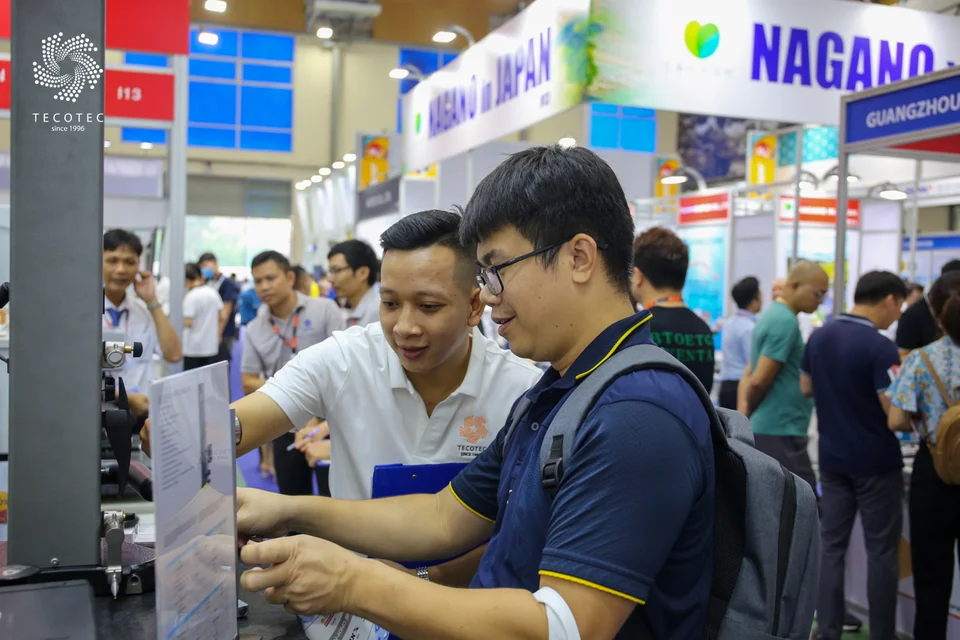 Khách hàng tại khu vực trưng bày thước đo cao Trimos V4